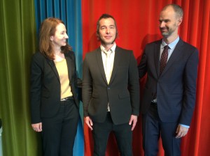 Oh yeah, he did it. Erik Andersson, PhD, being admired by Sabine Wilhelm and Christian Rück. 